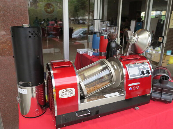 在家烘焙咖啡的机器有两种选择,热风式烘豆机或是鼓式烘豆机.