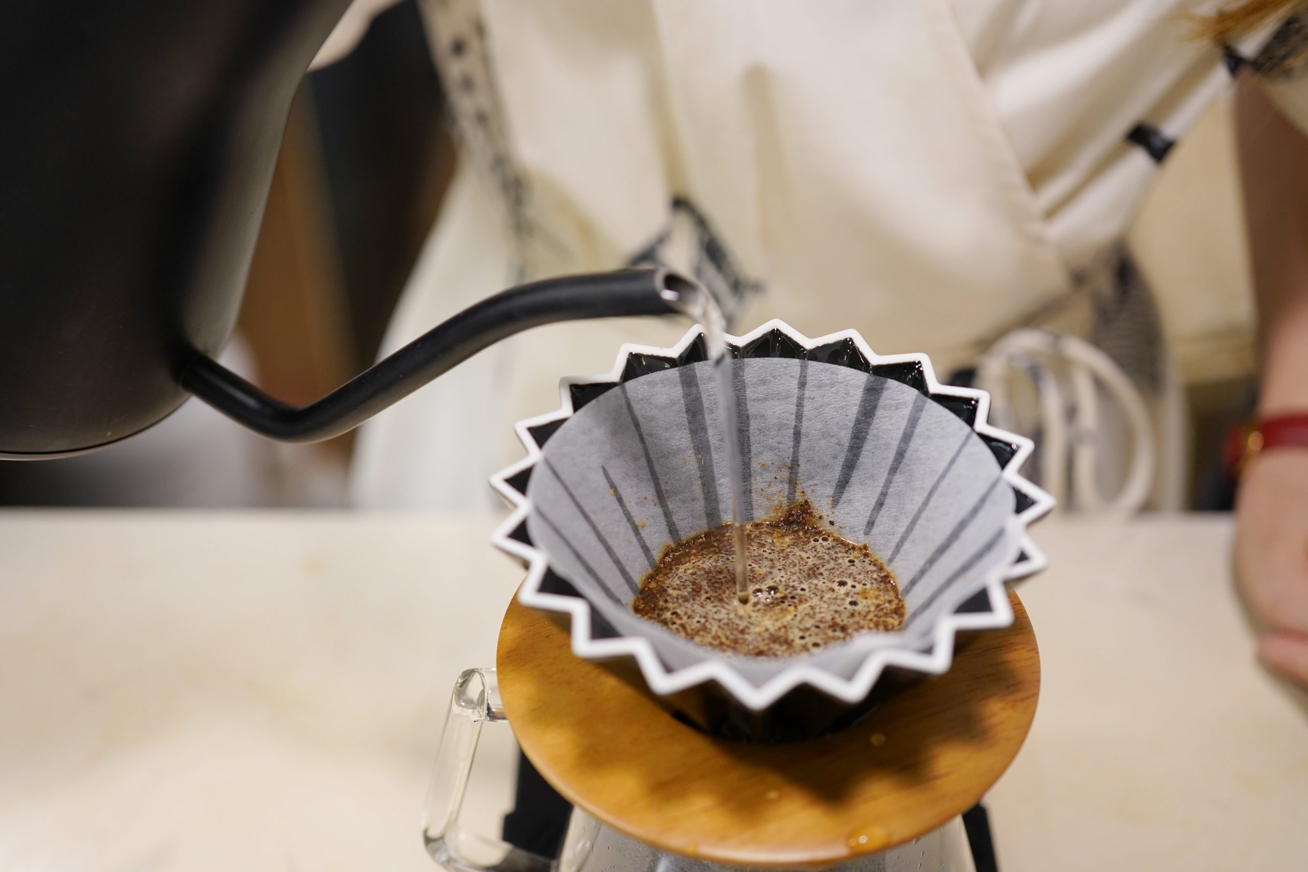 00160_褐色的咖啡豆拼接形成一个杯子创意透明PNG图片